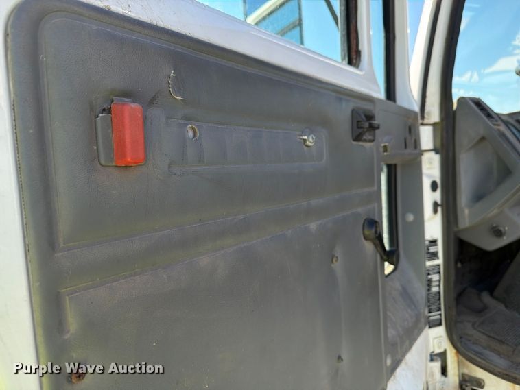 image for item FG3064 2006 Elgin SC8000 street sweeper truck