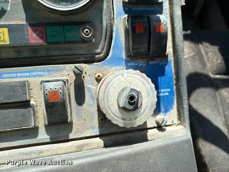 image for item FG3064 2006 Elgin SC8000 street sweeper truck