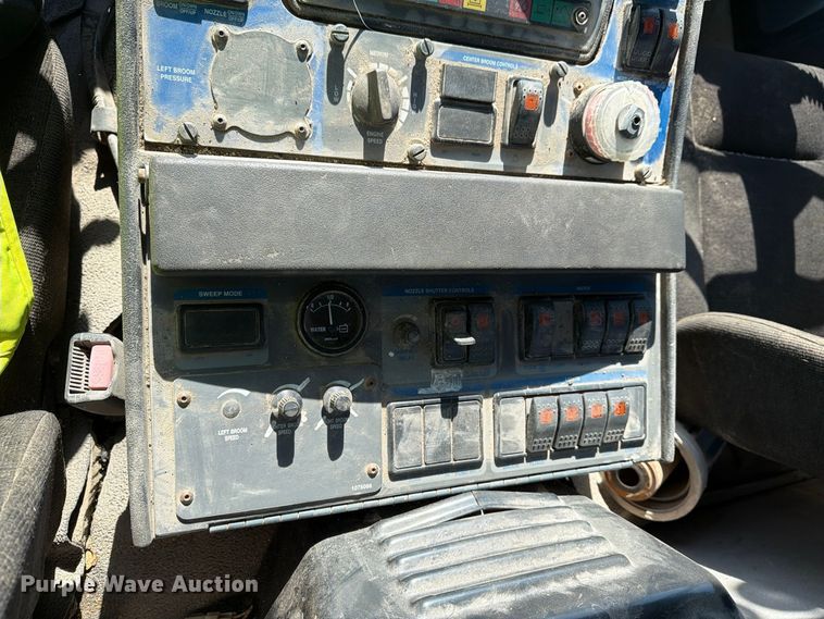 image for item FG3064 2006 Elgin SC8000 street sweeper truck