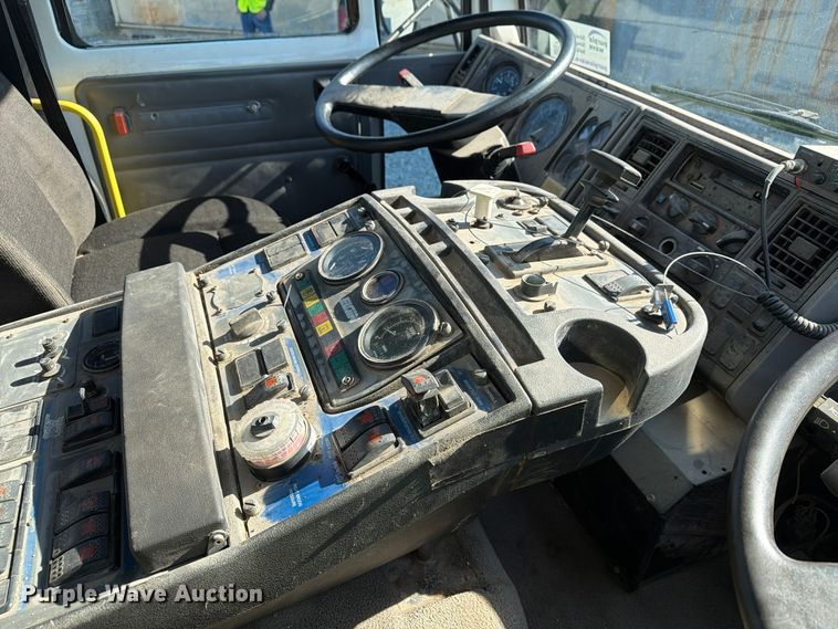 image for item FG3064 2006 Elgin SC8000 street sweeper truck