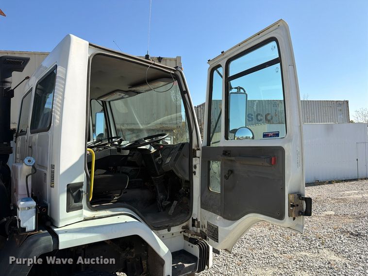 image for item FG3065 2005 Elgin  SC8000 street sweeper truck