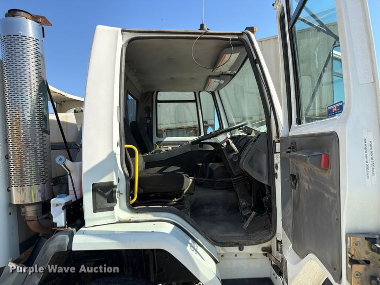 image for item FG3065 2005 Elgin  SC8000 street sweeper truck