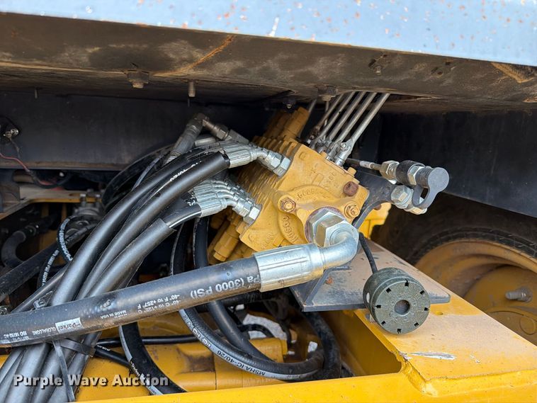 image for item FI2076 2020 John Deere 210LEP landscape tractor