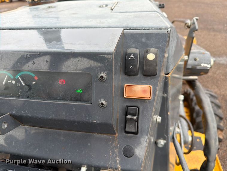 image for item FI2076 2020 John Deere 210LEP landscape tractor