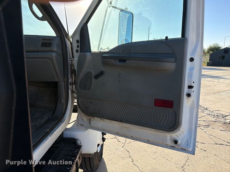 image for item FI2086 2005 Ford F650 dump truck