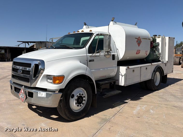 image for item FI2094 2005 Ford F750 fuel truck