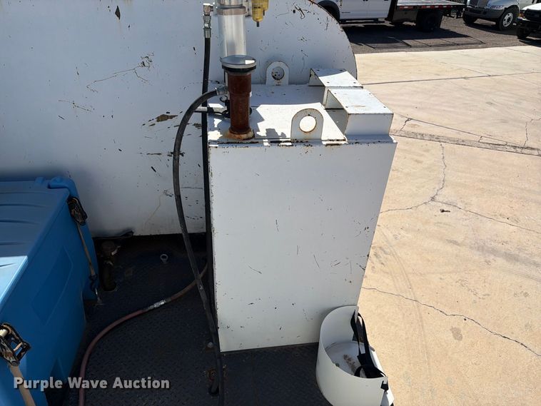 image for item FI2094 2005 Ford F750 fuel truck