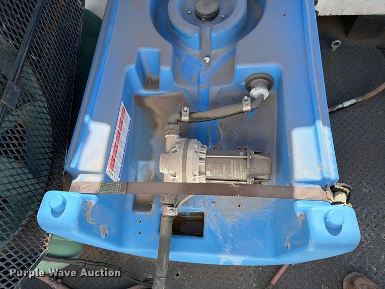 image for item FI2094 2005 Ford F750 fuel truck