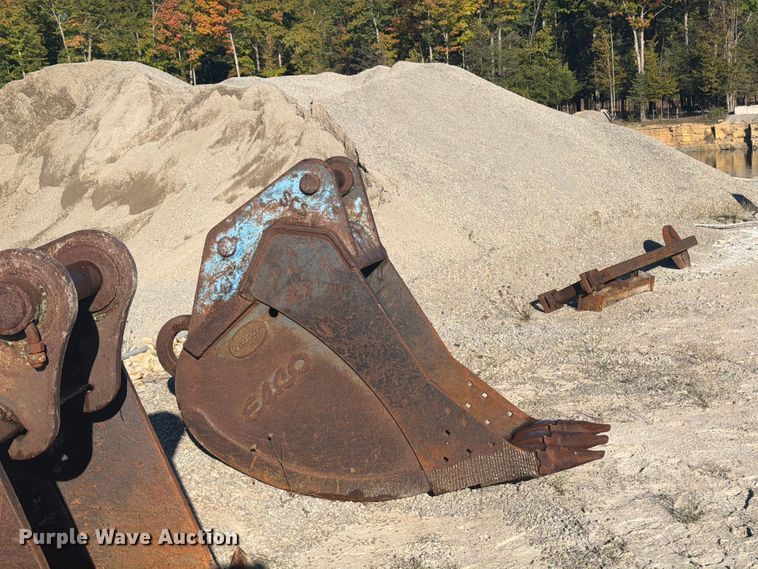 image for item FJ0537 Esco Komatsu PC300LC-6 excavator bucket