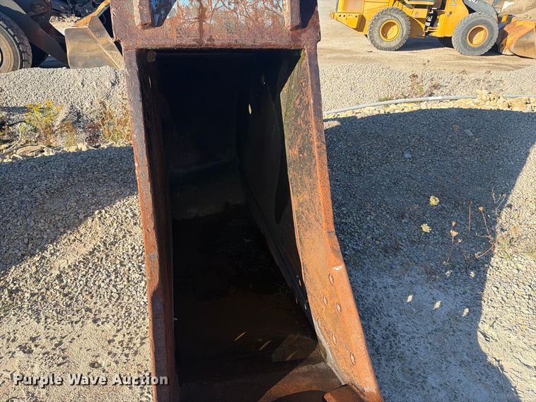 image for item FJ0537 Esco Komatsu PC300LC-6 excavator bucket