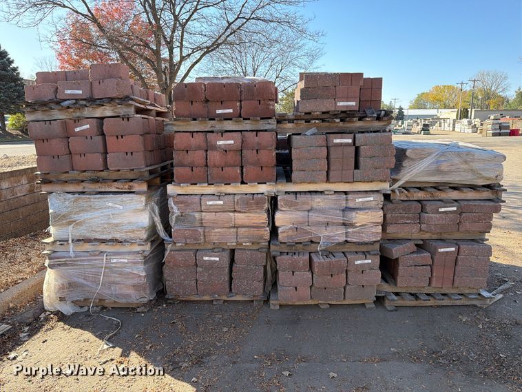 image for item FJ0554 (26) pallets of landscaping stone
