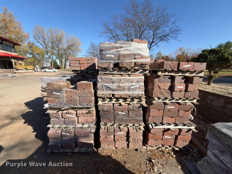 image for item FJ0554 (26) pallets of landscaping stone