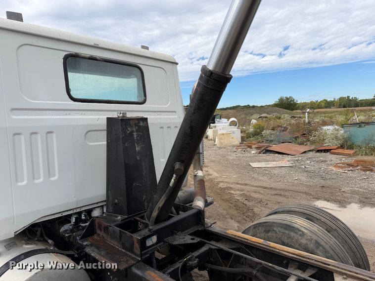 image for item FJ2029 2000 Volvo WG dump truck