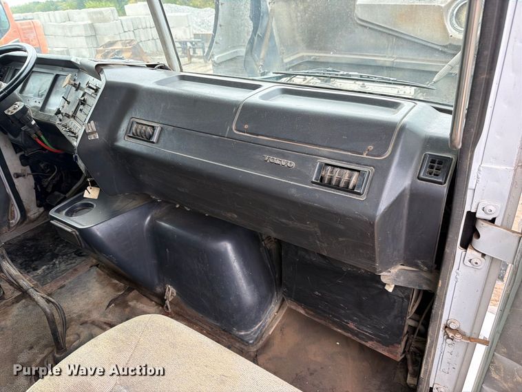 image for item FJ2029 2000 Volvo WG dump truck