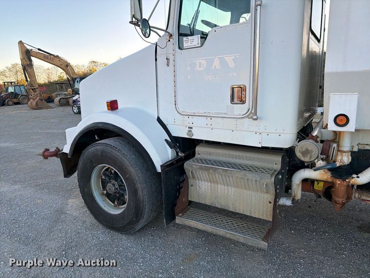 image for item FK2177 2000 Kenworth T800 water truck