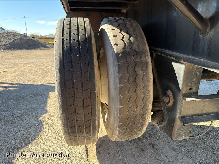 image for item FK2225 1994 Fruehauf flatbed trailer