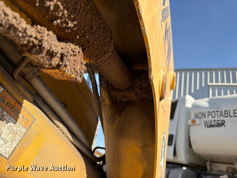 image for item FK3858 2009 John Deere 325 skid steer loader