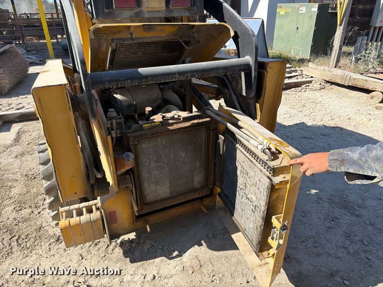 image for item FK3858 2009 John Deere 325 skid steer loader