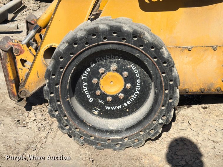 image for item FK3858 2009 John Deere 325 skid steer loader