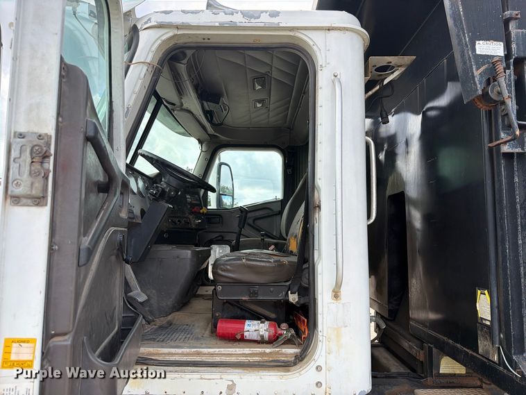 image for item FK5304 2000 International 9100i dump truck