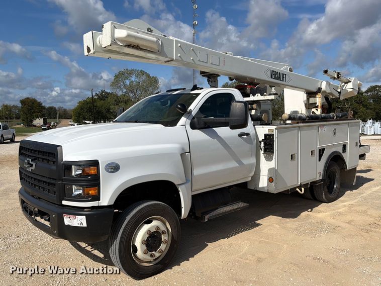 image for item FK5306 2022 Chevrolet 750 bucket truck