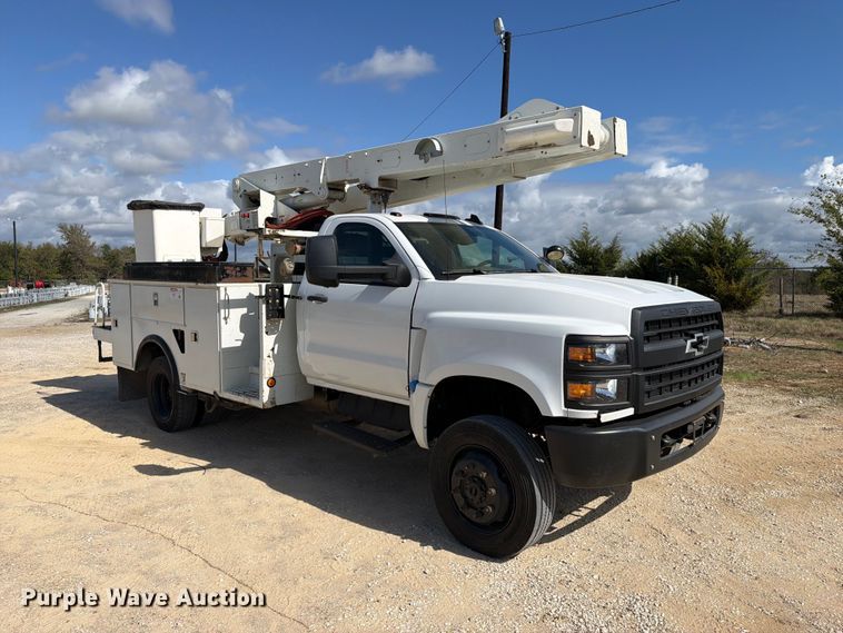 image for item FK5306 2022 Chevrolet 750 bucket truck