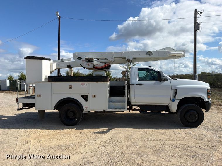 image for item FK5306 2022 Chevrolet 750 bucket truck