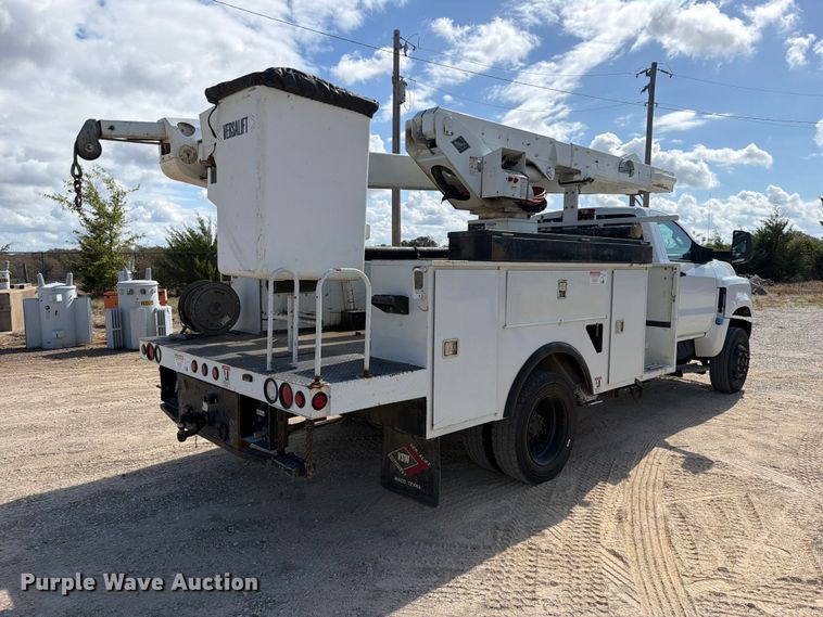image for item FK5306 2022 Chevrolet 750 bucket truck