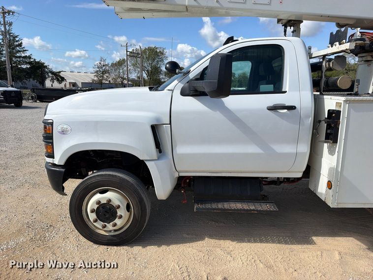 image for item FK5306 2022 Chevrolet 750 bucket truck