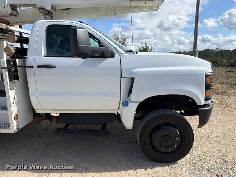 image for item FK5306 2022 Chevrolet 750 bucket truck
