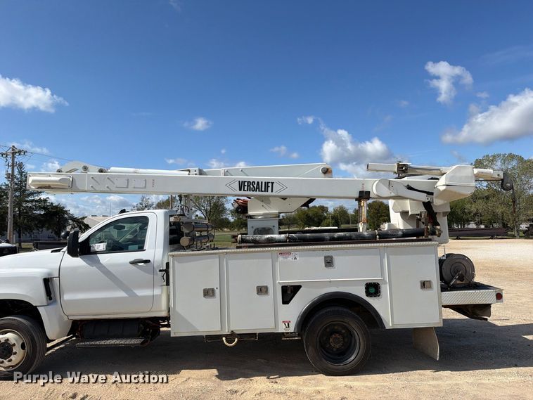 image for item FK5306 2022 Chevrolet 750 bucket truck