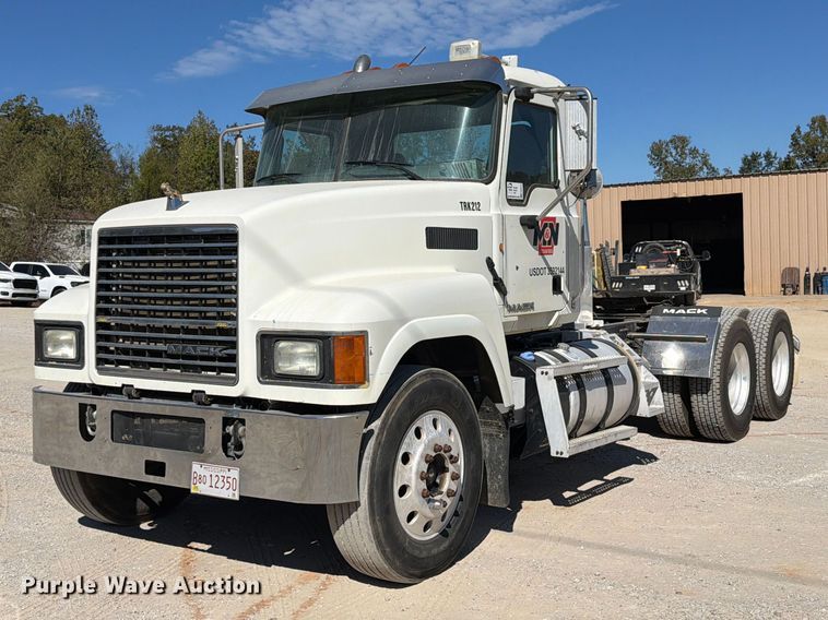 image for item FM6572 2013 Mack CHU613 semi truck