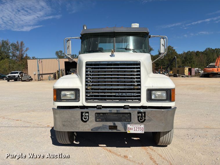 image for item FM6572 2013 Mack CHU613 semi truck