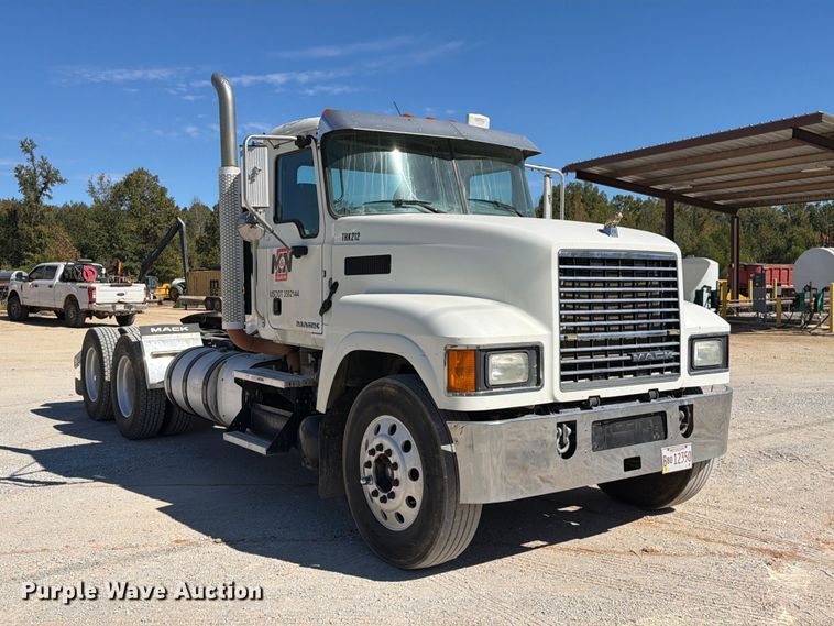 image for item FM6572 2013 Mack CHU613 semi truck