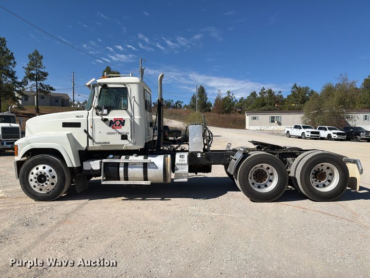 image for item FM6572 2013 Mack CHU613 semi truck