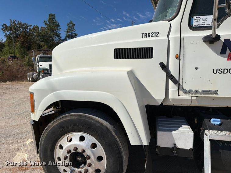 image for item FM6572 2013 Mack CHU613 semi truck