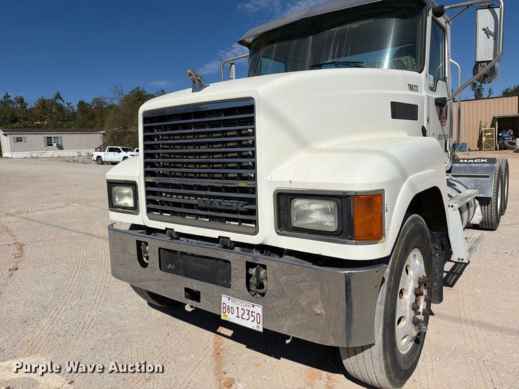 image for item FM6572 2013 Mack CHU613 semi truck