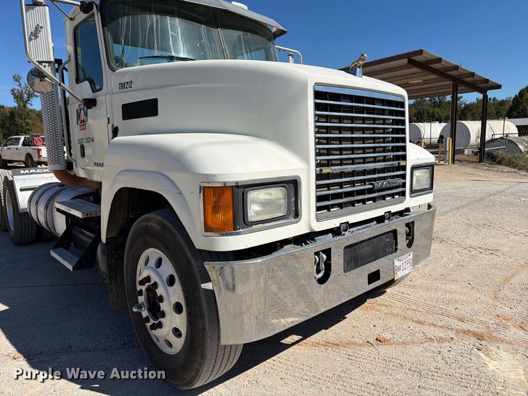 image for item FM6572 2013 Mack CHU613 semi truck