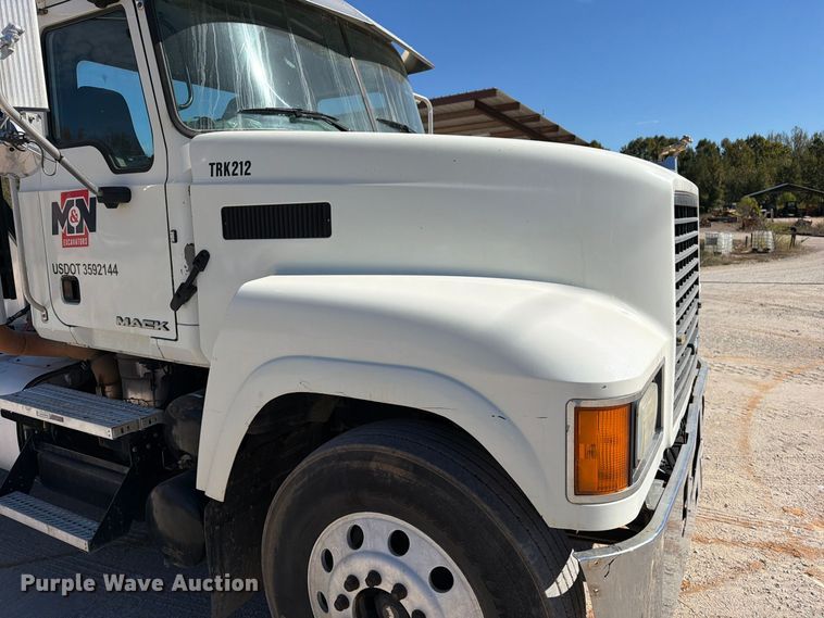 image for item FM6572 2013 Mack CHU613 semi truck