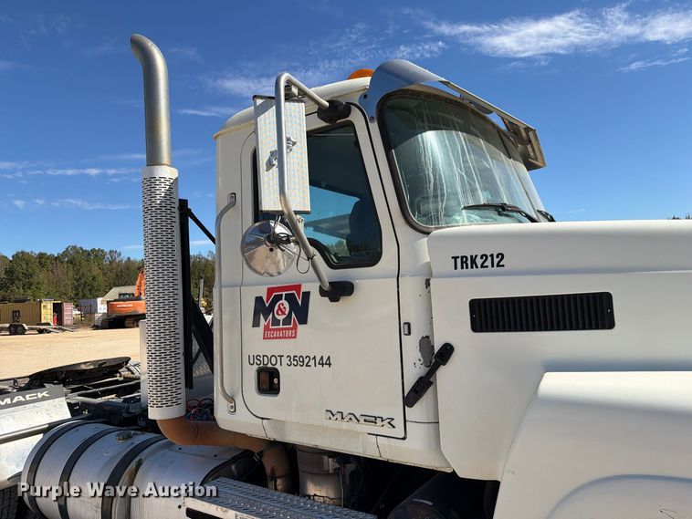 image for item FM6572 2013 Mack CHU613 semi truck