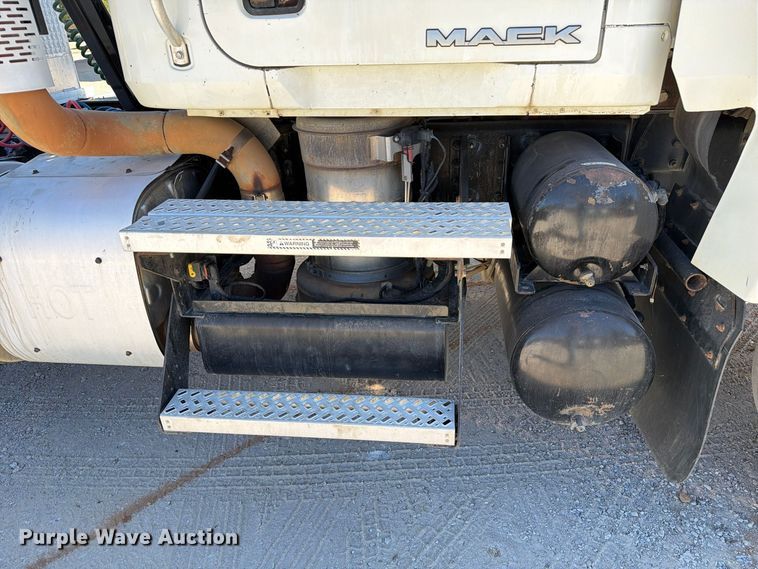 image for item FM6572 2013 Mack CHU613 semi truck