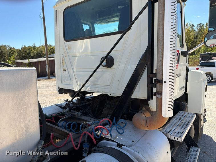 image for item FM6572 2013 Mack CHU613 semi truck