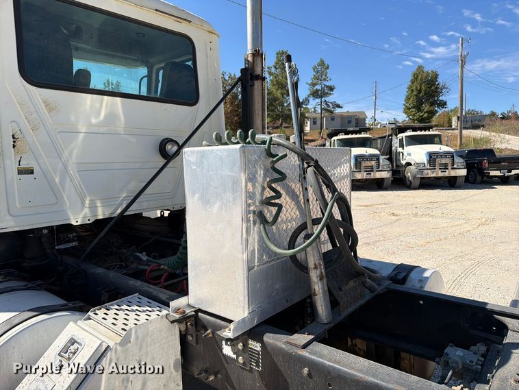 image for item FM6572 2013 Mack CHU613 semi truck