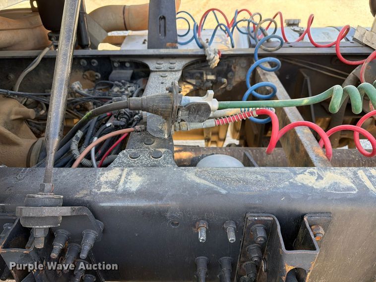 image for item FM6572 2013 Mack CHU613 semi truck