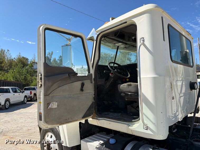 image for item FM6572 2013 Mack CHU613 semi truck
