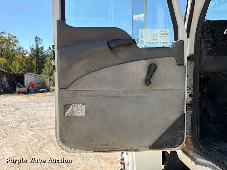 image for item FM6572 2013 Mack CHU613 semi truck