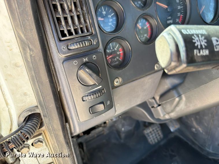 image for item FM6572 2013 Mack CHU613 semi truck