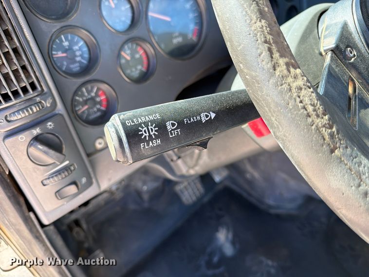 image for item FM6572 2013 Mack CHU613 semi truck