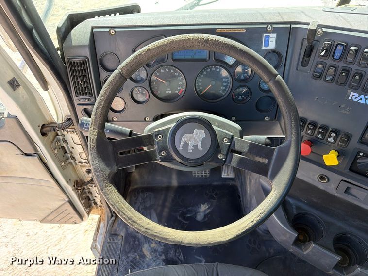 image for item FM6572 2013 Mack CHU613 semi truck