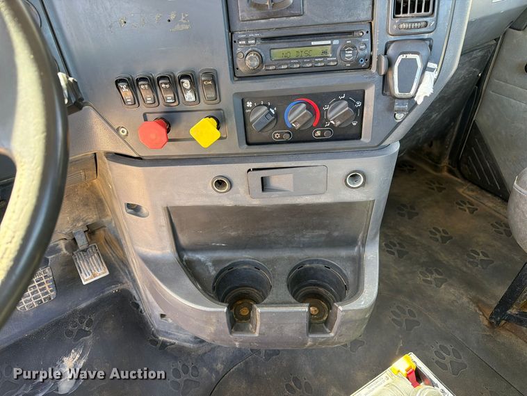 image for item FM6572 2013 Mack CHU613 semi truck